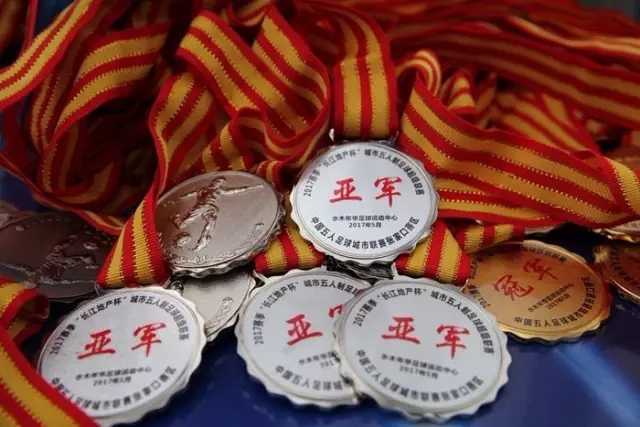 终场哨响冲突爆发！阿根廷球员帕雷德斯锁喉加西亚、抱摔加维，吃到红牌